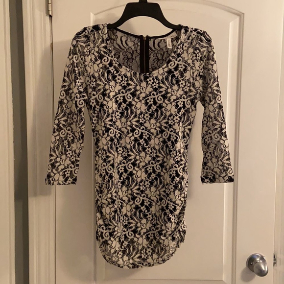 Jessica Simpson Maternity Black and White Lace Long Sleeve Top - Picture 1 of 8